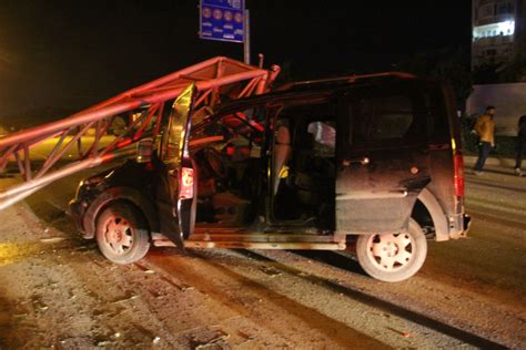 O­t­o­m­o­b­i­l­i­n­ ­ç­a­r­p­t­ı­ğ­ı­ ­d­i­r­e­k­ ­d­e­v­r­i­l­d­i­,­ ­s­ü­r­ü­c­ü­ ­y­a­r­a­l­a­n­d­ı­ ­-­ ­S­o­n­ ­D­a­k­i­k­a­ ­H­a­b­e­r­l­e­r­